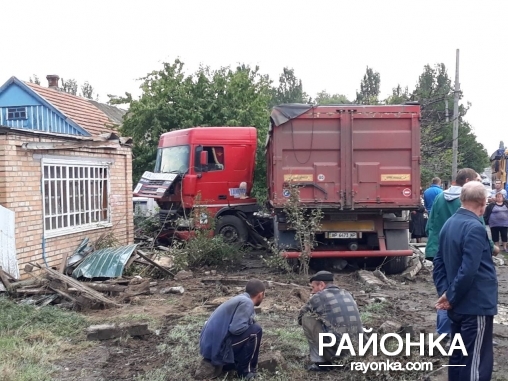 У Запорізькій області вантажівка в’їхала у двір приватного будинку (фото)