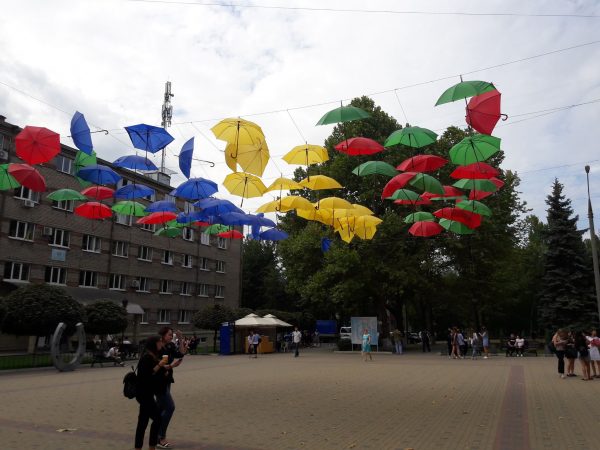 Фотофакт: разрекламированная аллея зонтиков в Запорожье не выдержала ветра