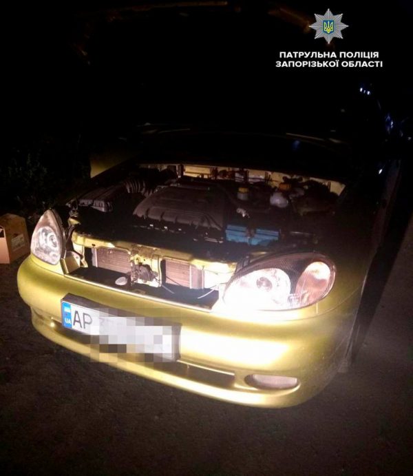Запорожские копы задержали вооруженного мужчину на угнанном авто (Фото)