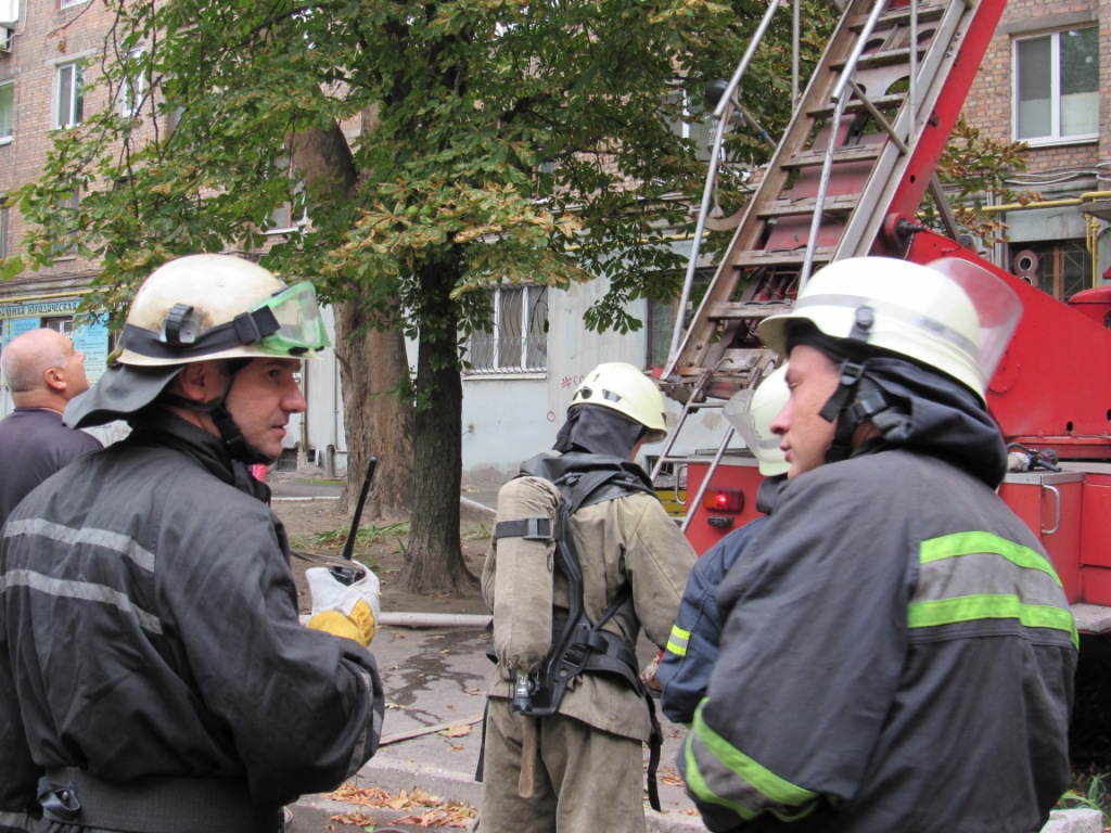 У Запоріжжі 17 рятувальників гасили пожежу на дев’ятому поверсі