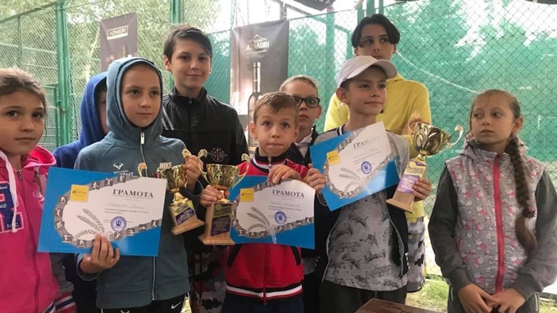 В Запорожье дети соревновались в большом теннисе