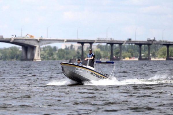 Двум женщинам с детьми, катающихся на байдарках в Запорожье, понадобилась помощь полицейских (Фото)