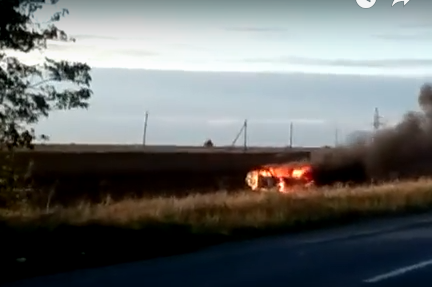 В Запорожской области автомобиль слетел с трассы: ВАЗ сгорел дотла (Видео)