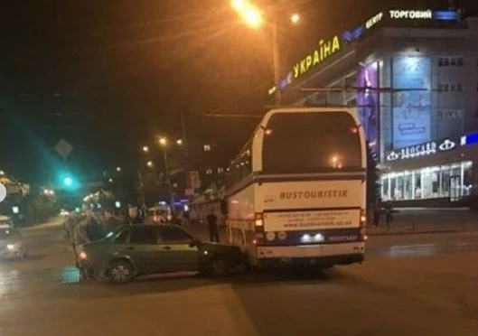 Сначала пропал багаж, теперь авария: автобус сборной Андорры в Запорожье попал в ДТП (Фото)