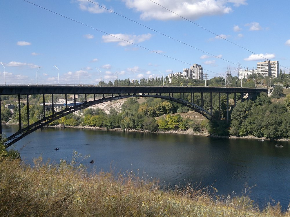 В Запорожье мужчина спрыгнул с моста и пропал