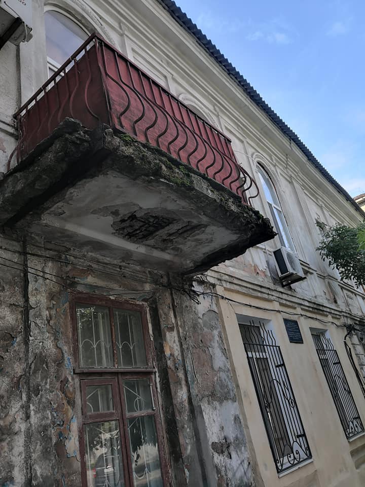 “Вот-вот на голову обвалится”: балкон дома на запорожском курорте в аварийном состоянии (Фото, видео)