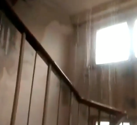 Видеофакт: в одном из домов в Днепровском районе Запорожья идет дождь