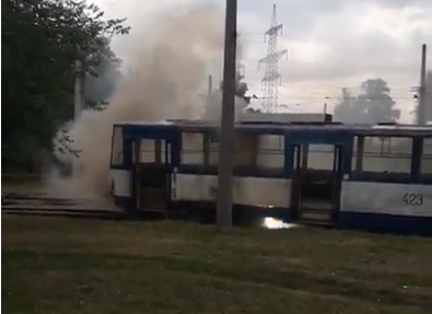 В сети появилось видео, как в Запорожье горел трамвай