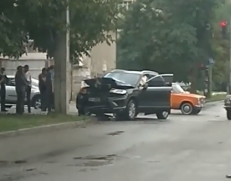 В Запорожье внедорожник священнослужителя попал в ДТП: мужчина ехал на красный свет (Фото, видео)