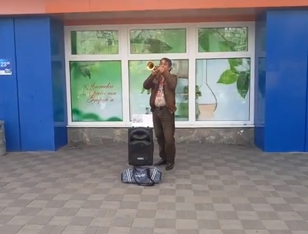 В Запорожской области безработный многодетный отец зарабатывает на жизнь музыкой (Видео)