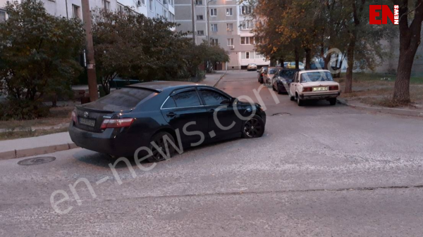 В Запорожской области посреди дороги забыли разбитое авто (Фото)