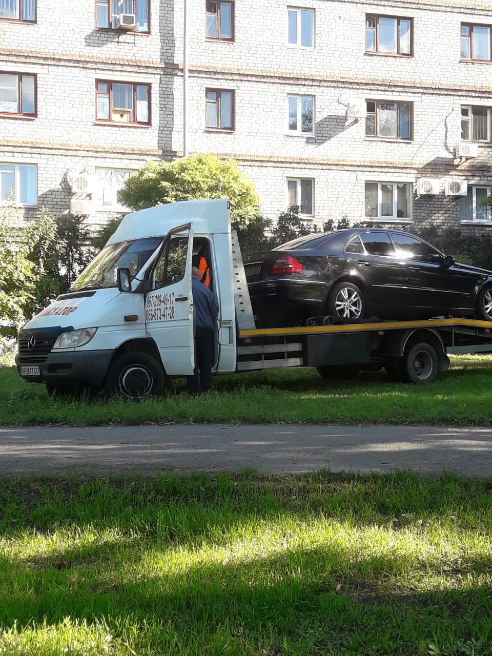 В Запорожье водитель проехался по газону и скрылся (ФОТО)