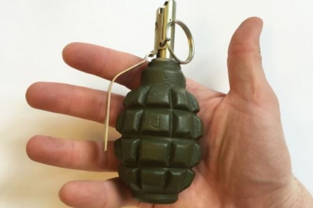 У Запоріжжі чоловік погрожував своїй дружині гранатою: вибухівку шукали поліцейські