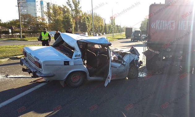 У Запорізькій області легковик врізався у спецавтомобіль: постраждали 3 людини