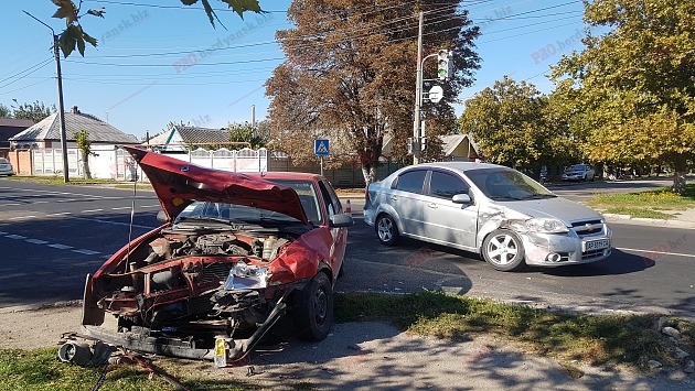 У Запорізькій області два легковики не розминулися на регульованому перехресті: постраждала водійка