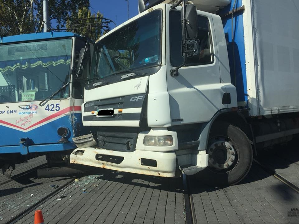 У Запоріжжі трамвай потрапив у ДТП: його протаранила вантажівка
