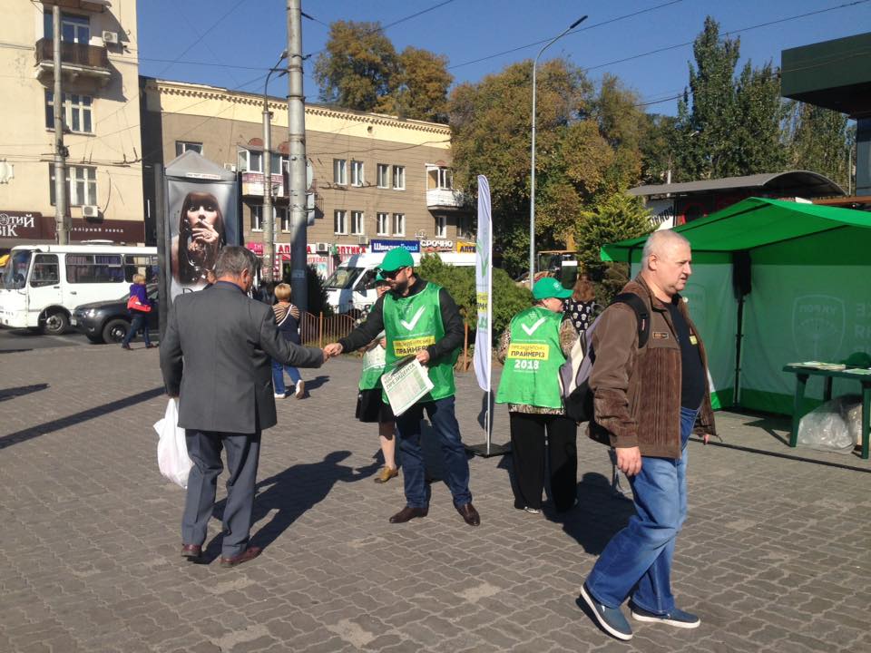 У Запоріжжі депутат облради роздає на вулицях запрошення на президентські праймеріз