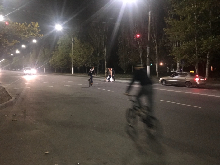 У Запорізькій області підлітки катаються на велосипедах по дорогах з пожвавленим рухом (відео)