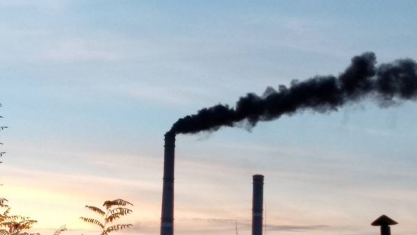 “Дишите глубже”: жители Запорожской области зафиксировали черный дым из трубы станции (Видео)