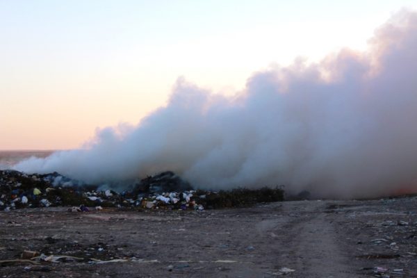 В Запорожской области второй день горит свалка: люди жалуются на неприятный запах дыма, першение в горле и носу, головные боли (Фото)
