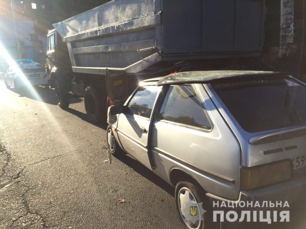 В Запорожье автоледи столкнулась с грузовиком: пострадало трое детей (Фото, видео)