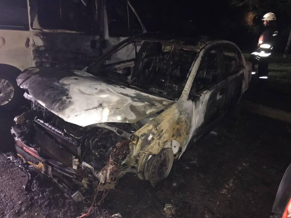 У Запоріжжі вночі згоріли чотири автівки за один раз (фото)