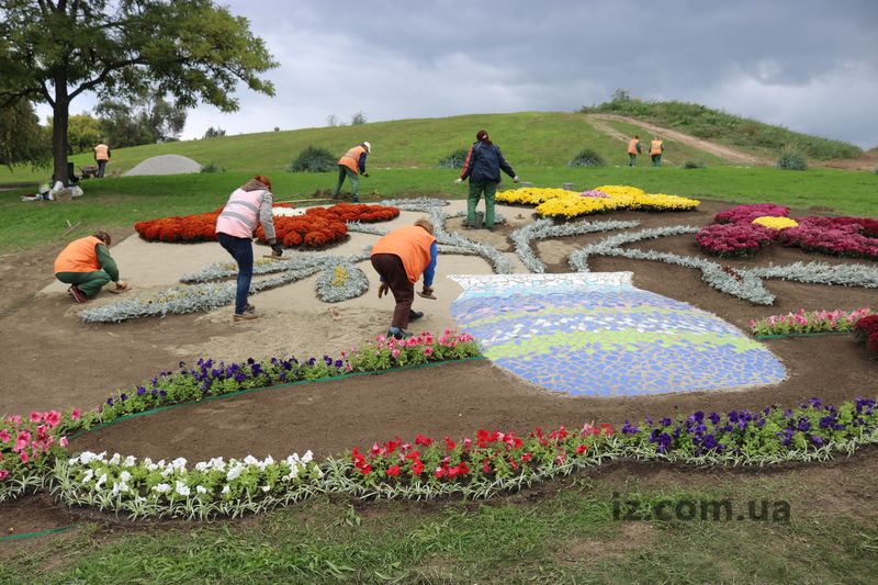 В сети появились фото установленных к Покровской ярмарке в Запорожье цветочных композиций (Фото)