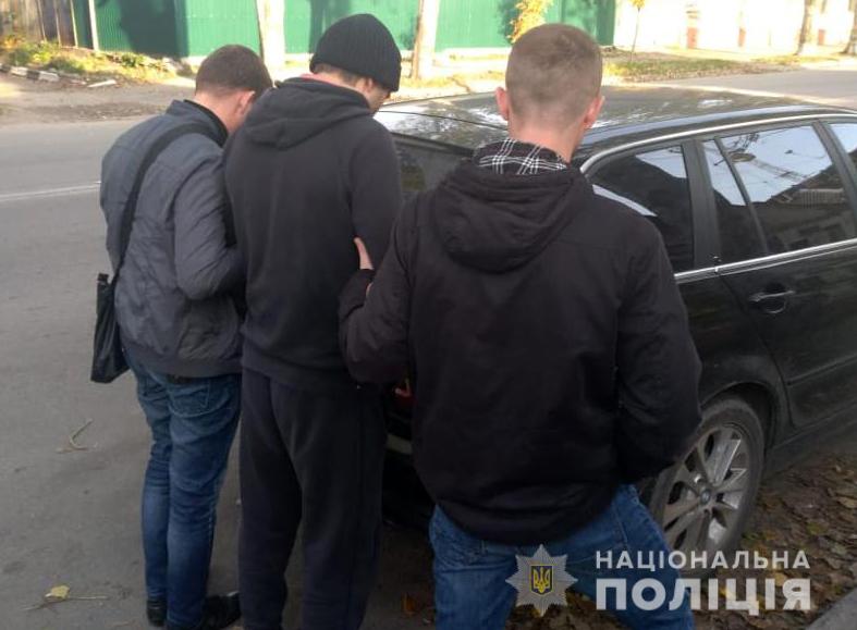 В Запорожье правоохранители задержали мужчину с поддельным удостоверением чиновника, который предлагал взятку оперативнику