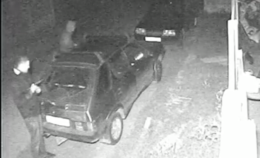 Двое неизвестных в Запорожье повредили автомобили: владелец просит опознать хулиганов (Видео)