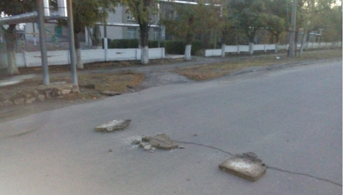 Фотофакт: в Запорожской области вместо лежачего полицейского выложили цементные плиты