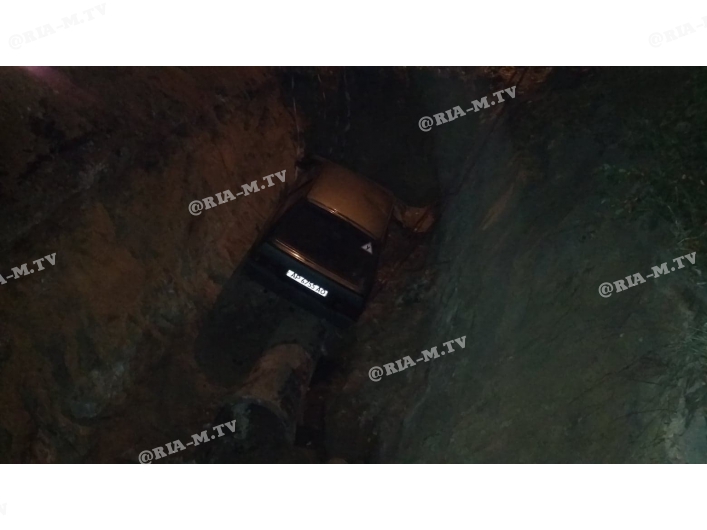 У Запорізькій області просто серед міста автівка злетіла з дороги у кількаметрову яму  (фото)