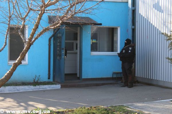 Вооруженные люди обыскивают завод в Запорожской области (Фото)