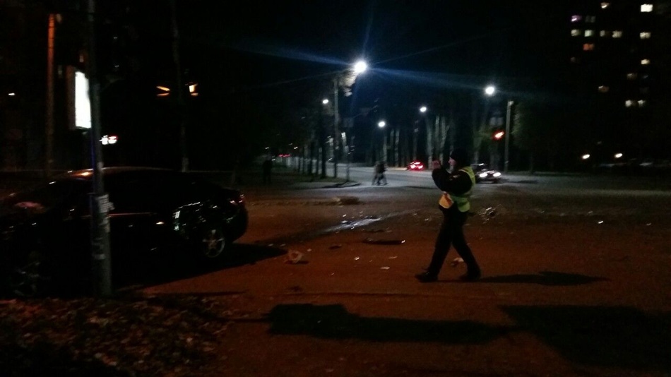 У Запоріжжі сталася ДТП: одна з автівок вилетіла у кювет (фото, відео)
