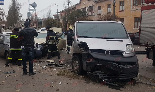 У Запорізькій області потрійна ДТП: одна з автівок ледь не спалахнула (фото, відео)