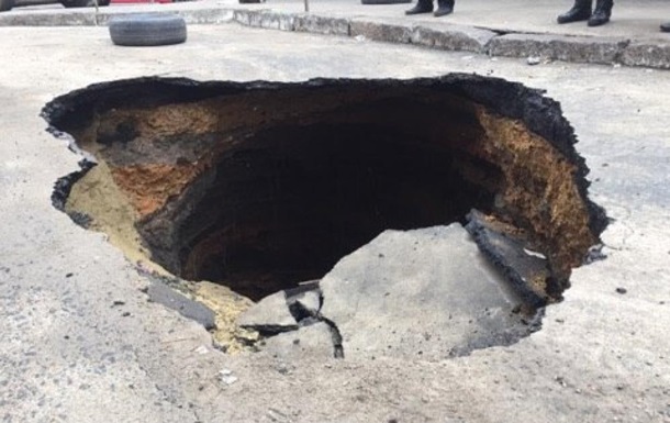 У Запорізькій області серед міста провалюється дорога (фото)
