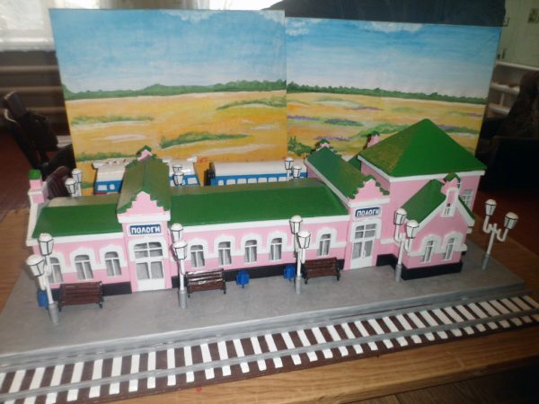 Фотофакт: житель Запорожской области смастерил из подручных материалов миниатюрную копию железнодорожного вокзала