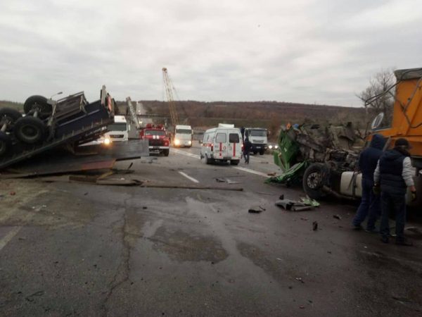 На ремонтируемом участке трассы под Запорожьем столкнулись два грузовика: пострадал водитель одной из фур (Фото)