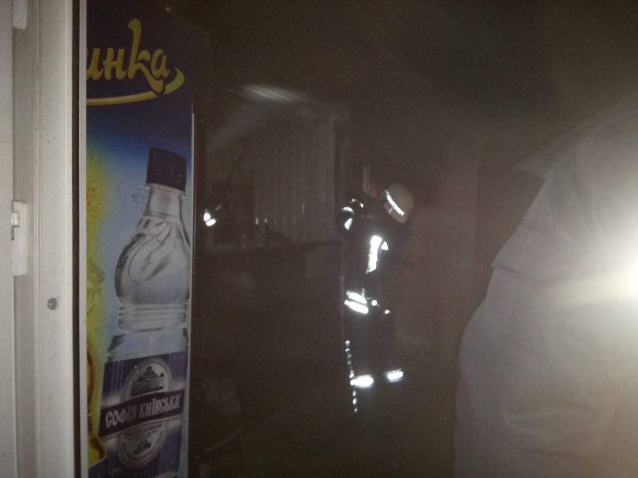 В Запорожье по неизвестной причине загорелся торговый киоск (Фото)