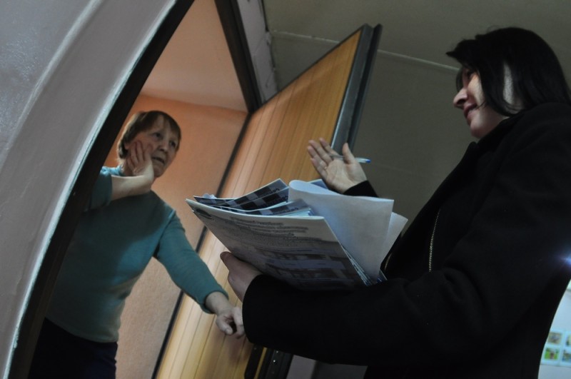 В Запорожской области неизвестные люди ходят по квартирам и просят подписать непонятные документы