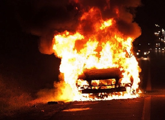В Запорожье произошел пожар на автостоянке: подожгли две иномарки (Фото)