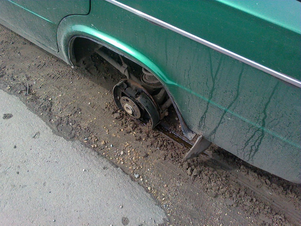 У Запоріжжі у автівки на ходу відлетіло колесо: постраждали ще два легковики