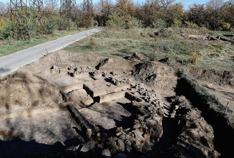 Останки скифа и лошади, пачка сигарет TU-134: в Запорожье на Хортице археологи нашли два скифских захоронения (Фото)