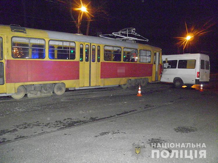 ДТП в Запорожье с трамваем и маршруткой: пострадали 9 человек (Фото)