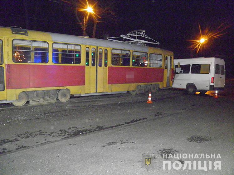 ДТП в Запорожье с трамваем и маршруткой: пострадали 9 человек (Фото)