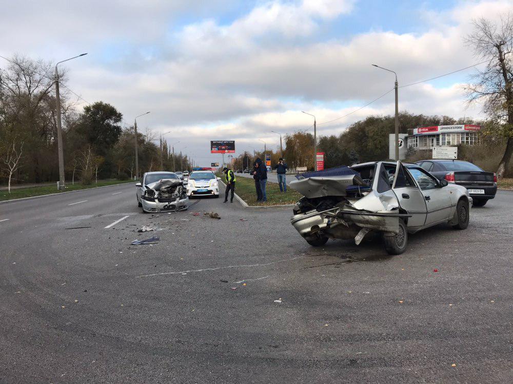 ДТП на запорожской Набережной: автомобили получили серьезные повреждения (Фото)