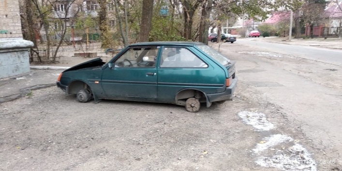 Фотофакт: у Запорізькій області невідомі зняли колеса з автівки