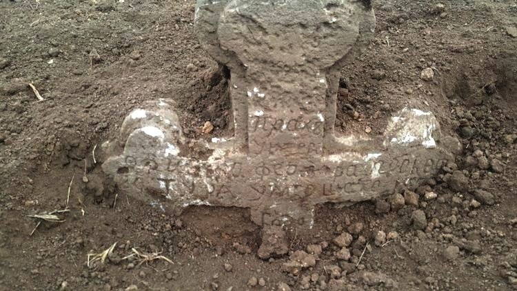 Фотофакт: в Запорожской области активисты нашли старинный крест над захоронением унтерофицера