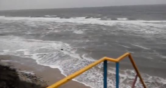 Волны, съедающие пляж: в сети появилось видео бушующего моря на запорожском курорте