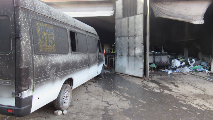 В Запорожье по неизвестной причине вспыхнул гараж: в помещении стояла маршрутка (Фото)