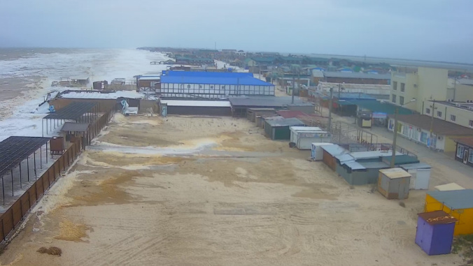 На запорожском курорте бушует шторм: подтоплено пляжи базы отдыха (Фото, видео)